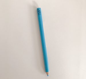 色鉛筆に油性ペンで名前を書く